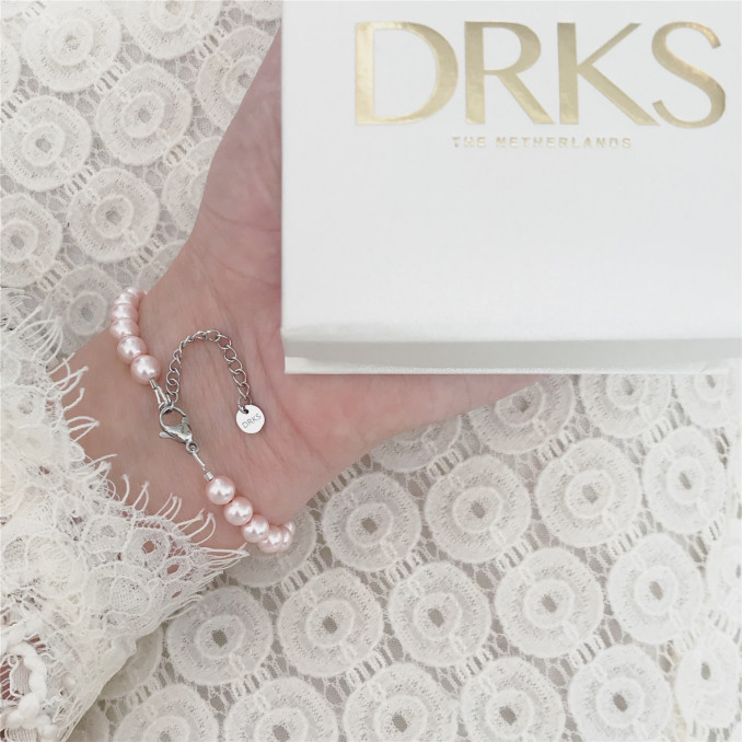 prachtige DRKS roze armband met faux parels en DRKS sieradendoos