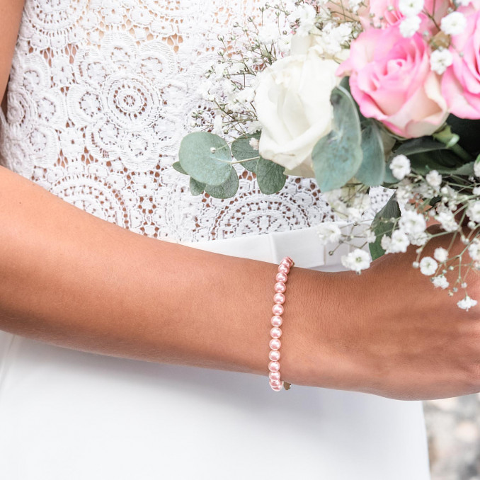 Mooie armband in het roze voor de bruid om te dragen
