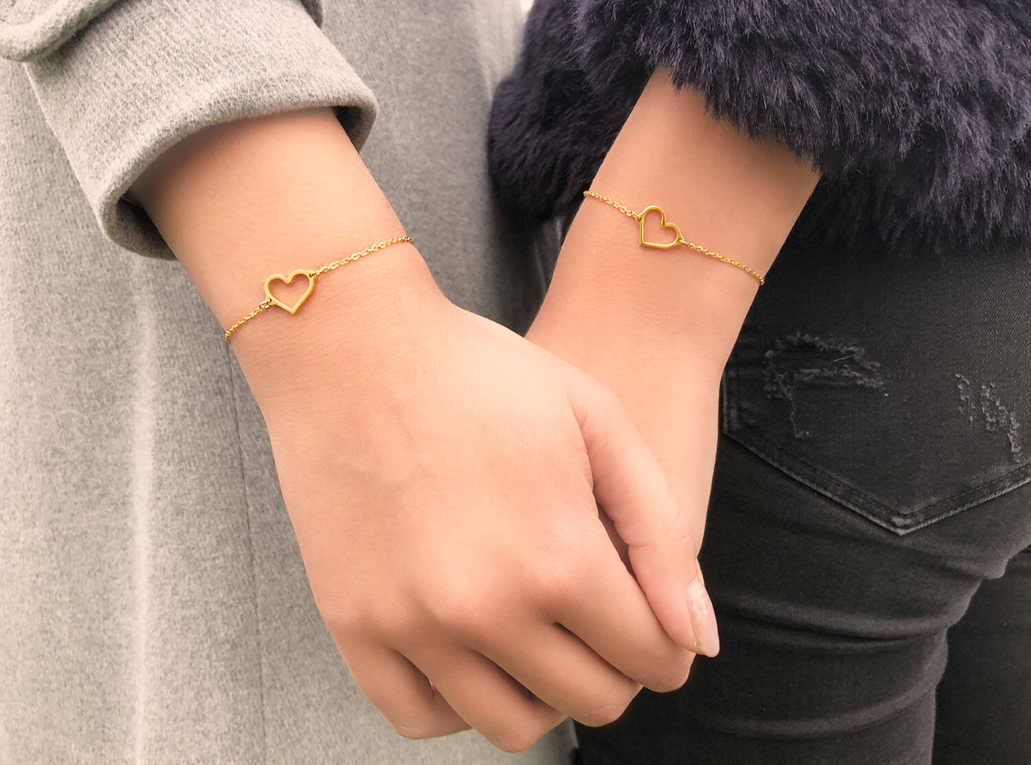 twee meisjes met gouden armbandje met hartje