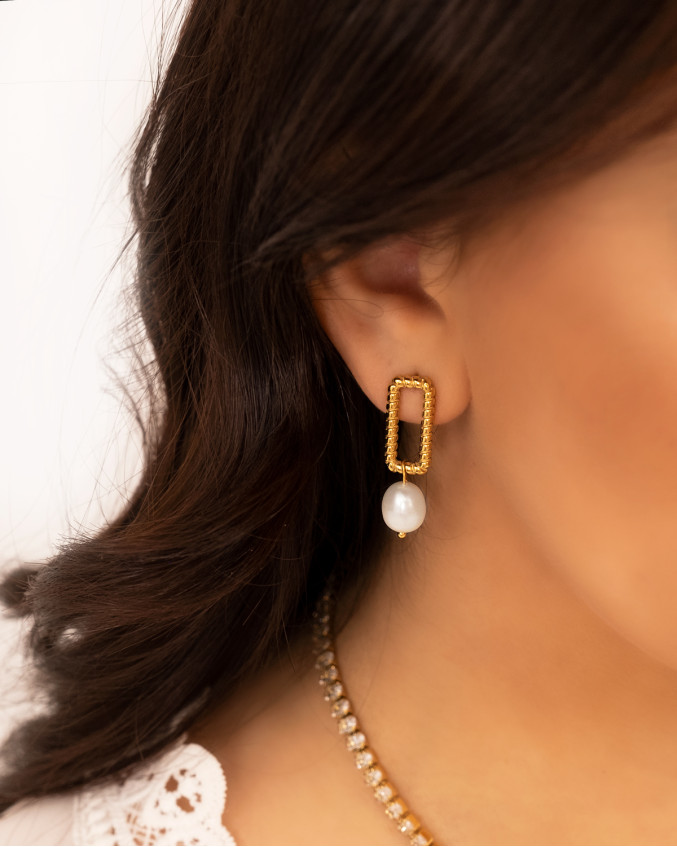 Model draagt Oorbellen vintage pearl goudkleurig in oor