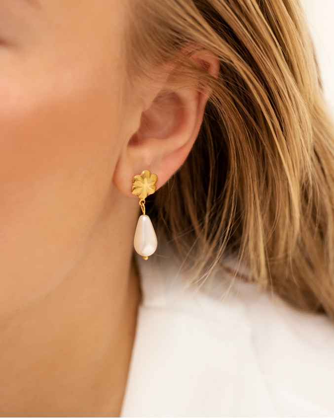 oorbellen met parel en gouden detail op model