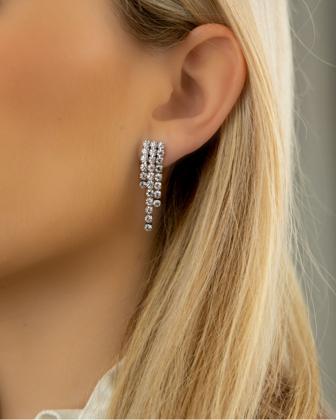Vrouw draagt zilveren tennis earrings luxury in oor