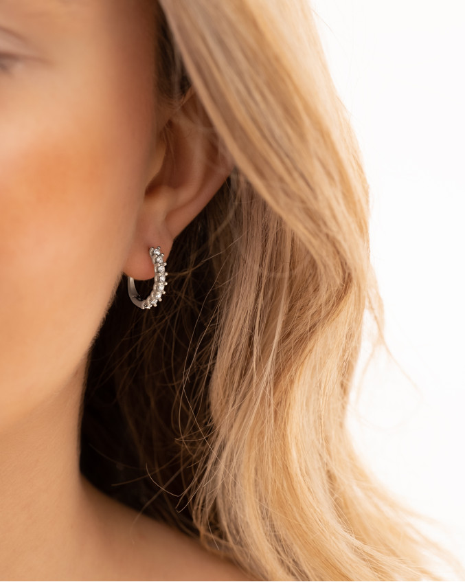 Model draagt Crystal stone earrings in oor