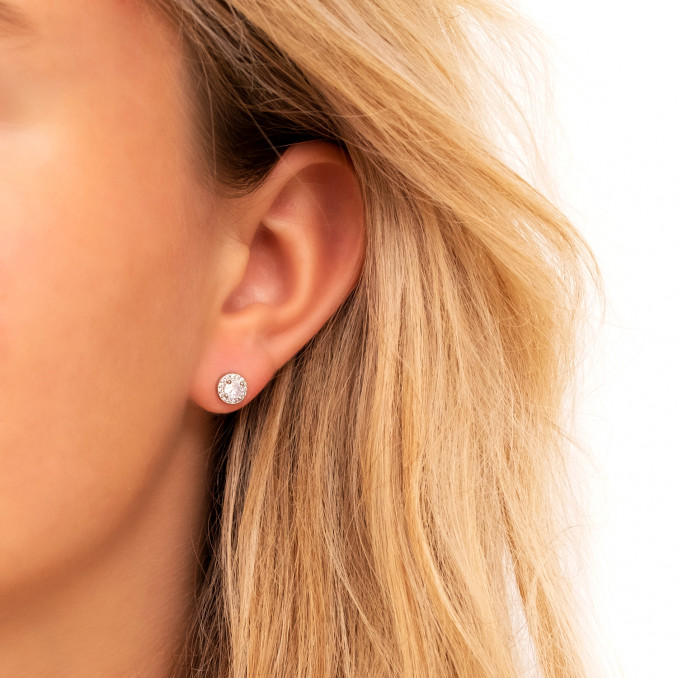 Mini daily luxury oorbellen in oor van vrouw