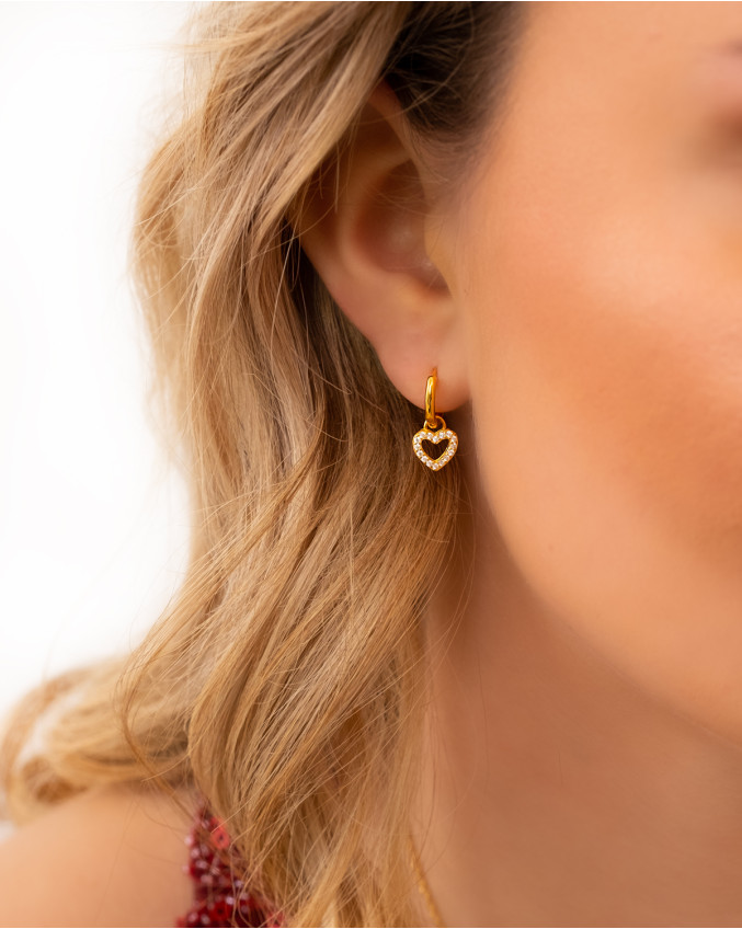 Model met earrings with love in de kleur goud
