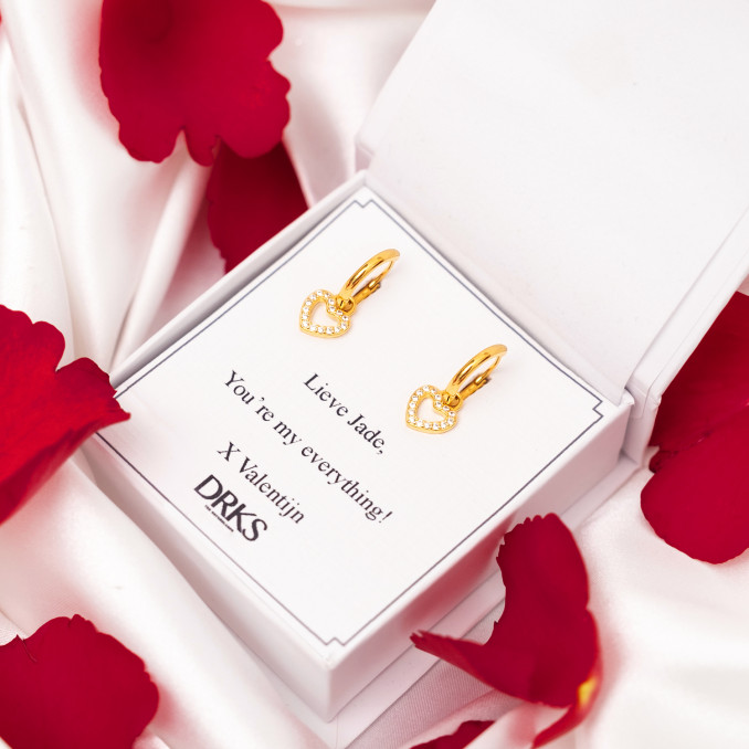 Goudkleurige earrings met hartjes hanger in sieradendoosje voor valentijnsdag