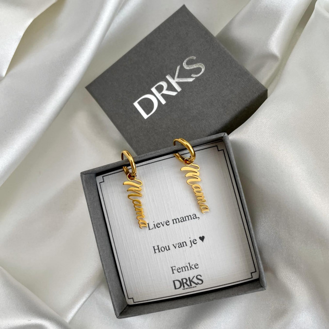 Trendy gouden mama oorbellen in een DRKS sieraden doosje met persoonlijke tekst