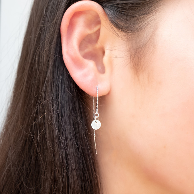 Lange minimalistische oorbellen met schelpje in het zilver