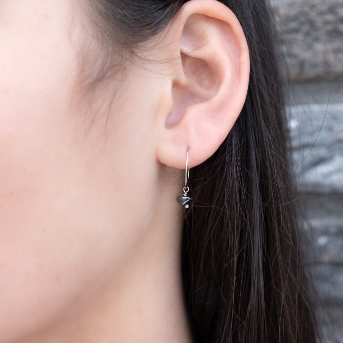 Zilveren oorringetjes met hematiet in het oor