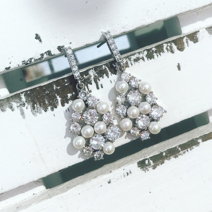 Bruidsoorbellen met parels in het zilver op een tafel