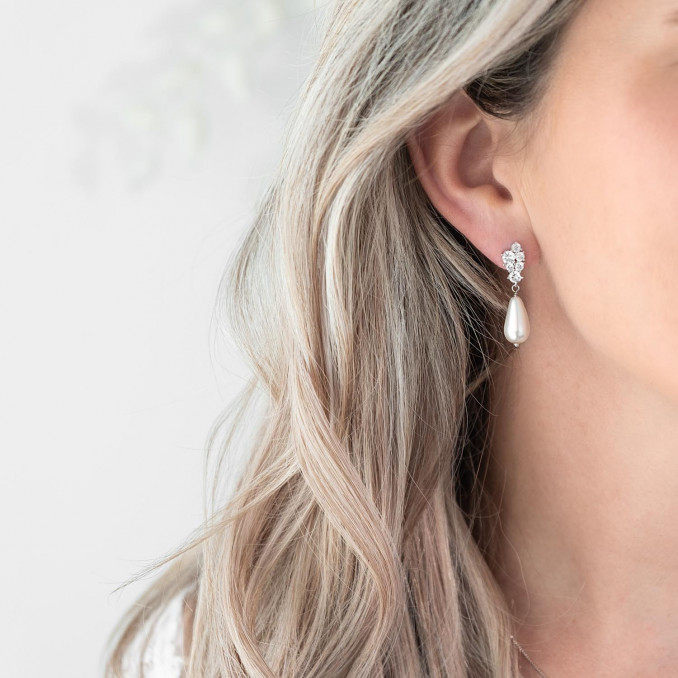 Prachtige faux pearl oorbellen in het oor voor de bruid