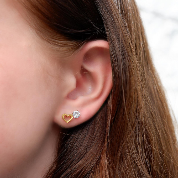Mooie gouden stud oorbellen met sparkle in de oren