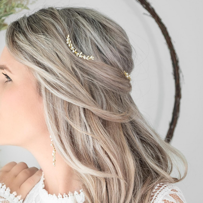 Bruid draagt mooie haarpin met parels in het haar