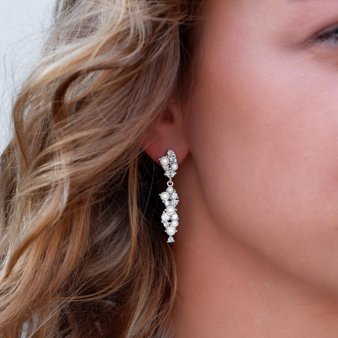 Oorbellen met sparkle en parels in het oor voor een trendy look