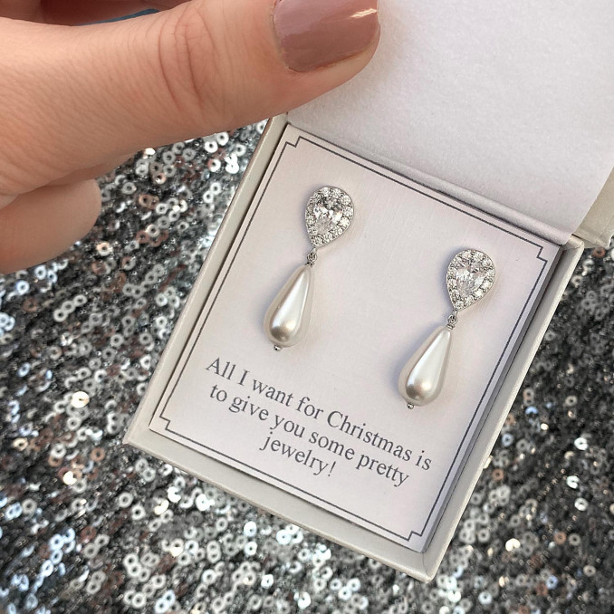 Zilveren faux pearl oorbellen in een sieradendoosje met tekst