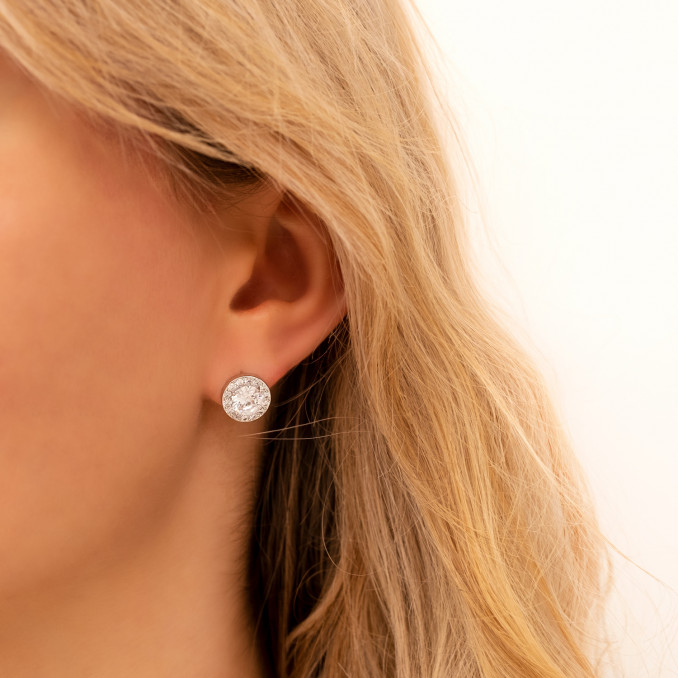 Model draagt daily luxury oorbellen in oor