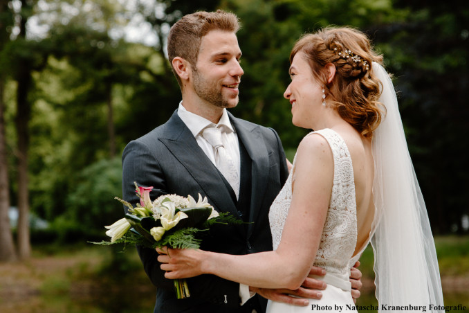 Bruid draagt drks oorbellen op bruiloft