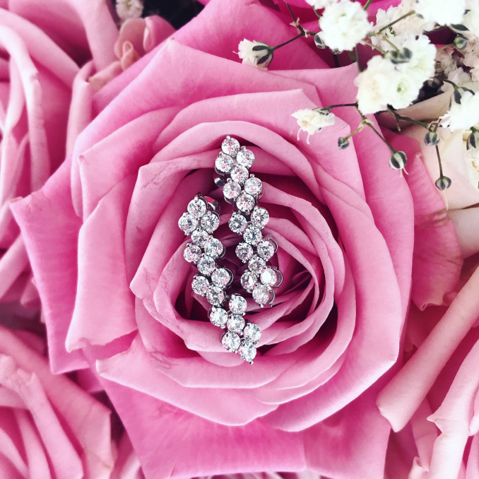 Lange sparkle oorbellen met roze rozen