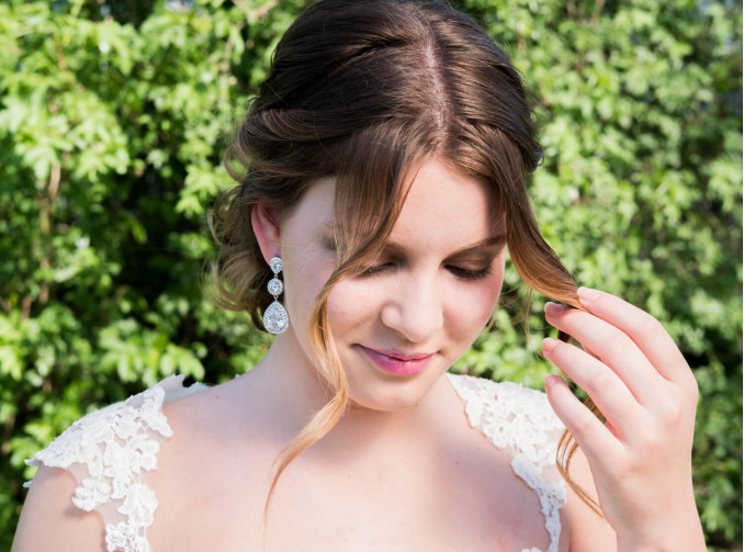 bruid met bruidskapsel en grote oorbellen van drks
