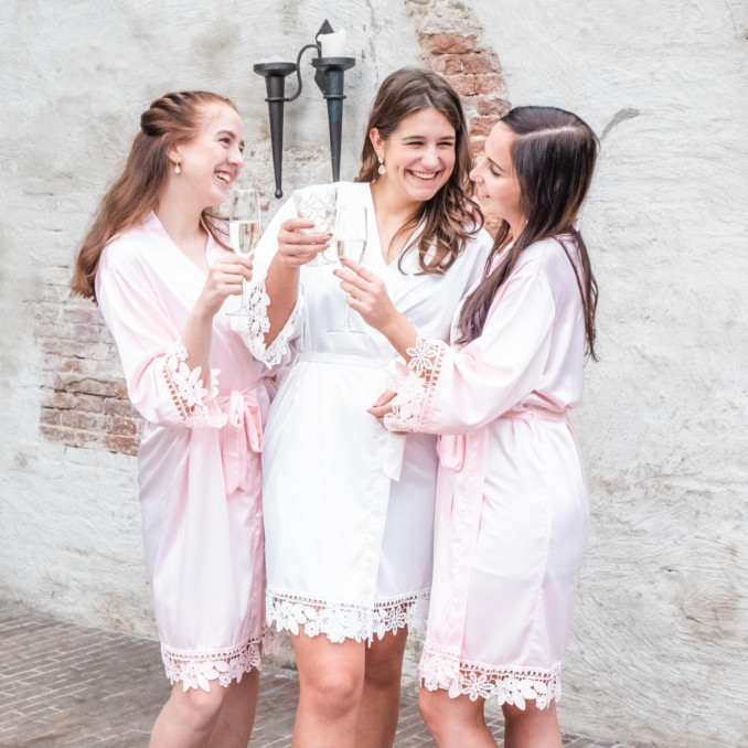 Witte bruidskimono met roze crew badjassen
