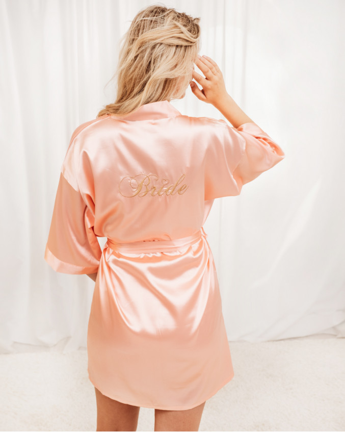 Roze kimono bij bruid achterkant