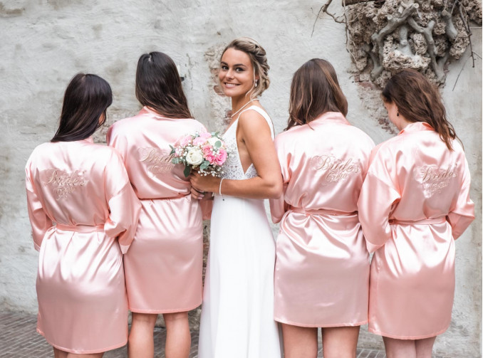 Bruidsmeisjes dragen een roze kimono voor een complete look