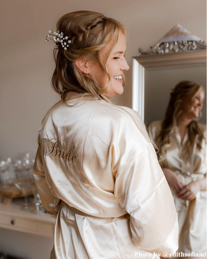 Bruid draagt champagne kimono voor bruiloft