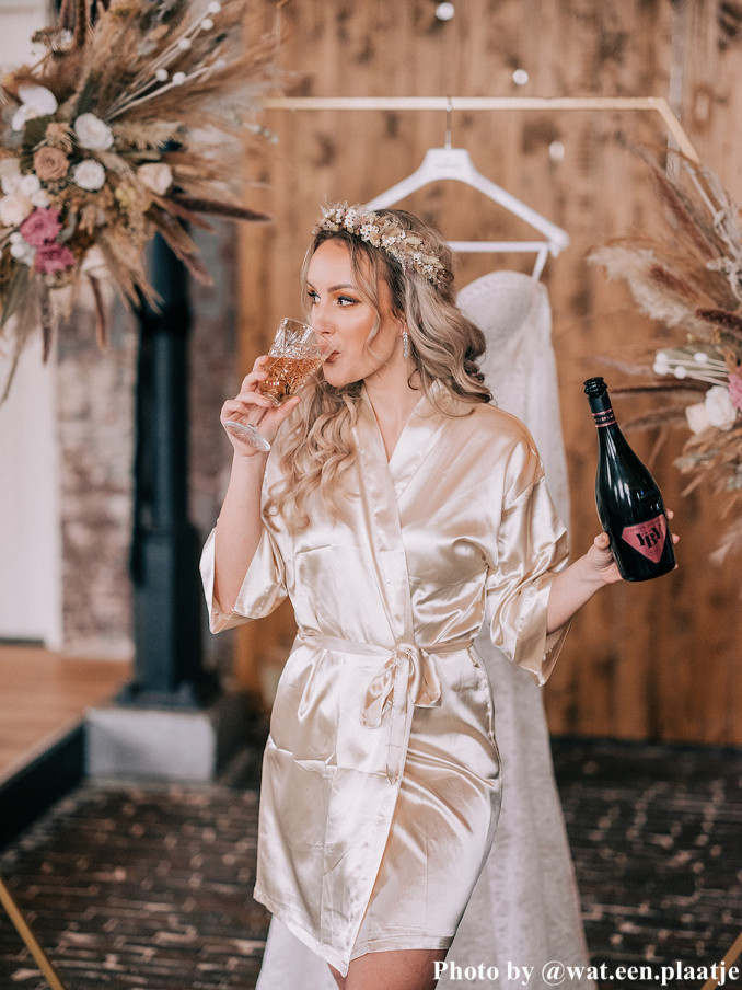 Bruid met kimono en champagneglas