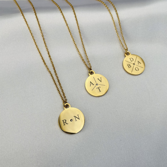 Gouden ketting met persoonlijke initialen die je kan shoppen