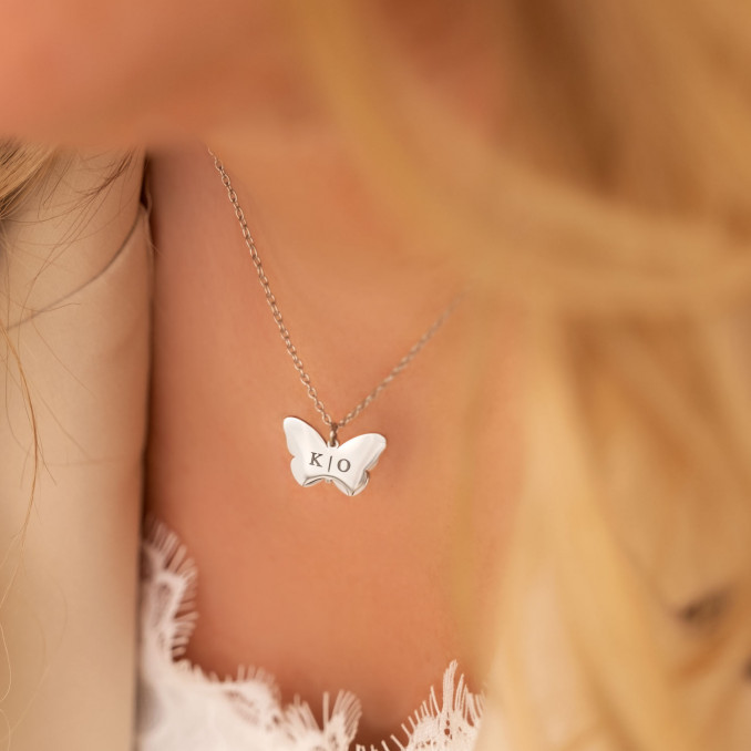 Mooie zilveren ketting vlinder met gravering om de hals