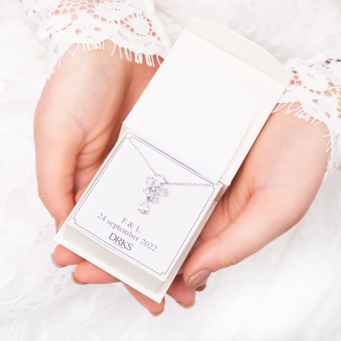 Sparkle ketting voor de bruid in sieradendoosje met persoonlijke tekst