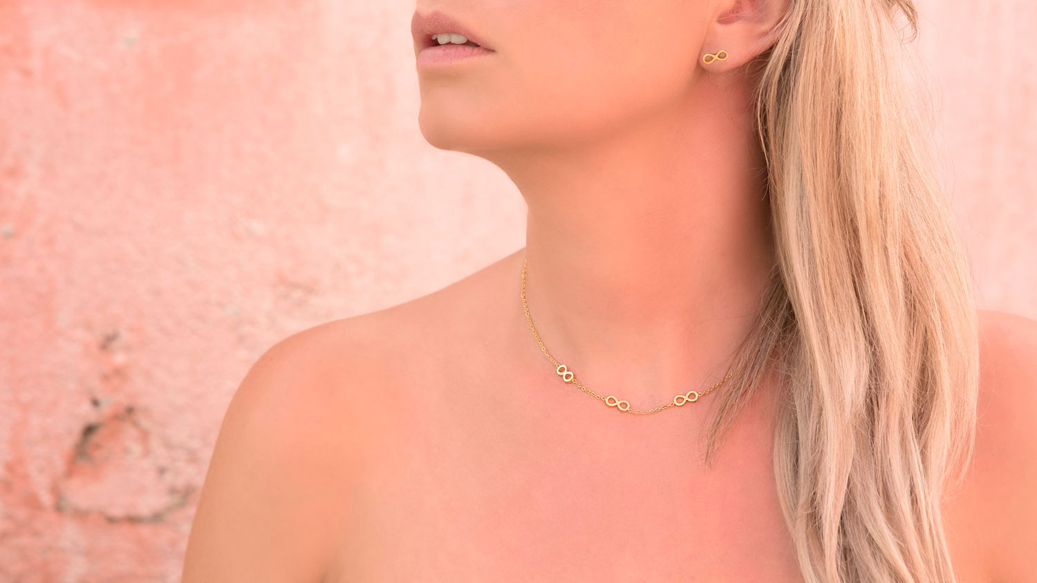 Mooie infinity ketting om de hals voor een complete look