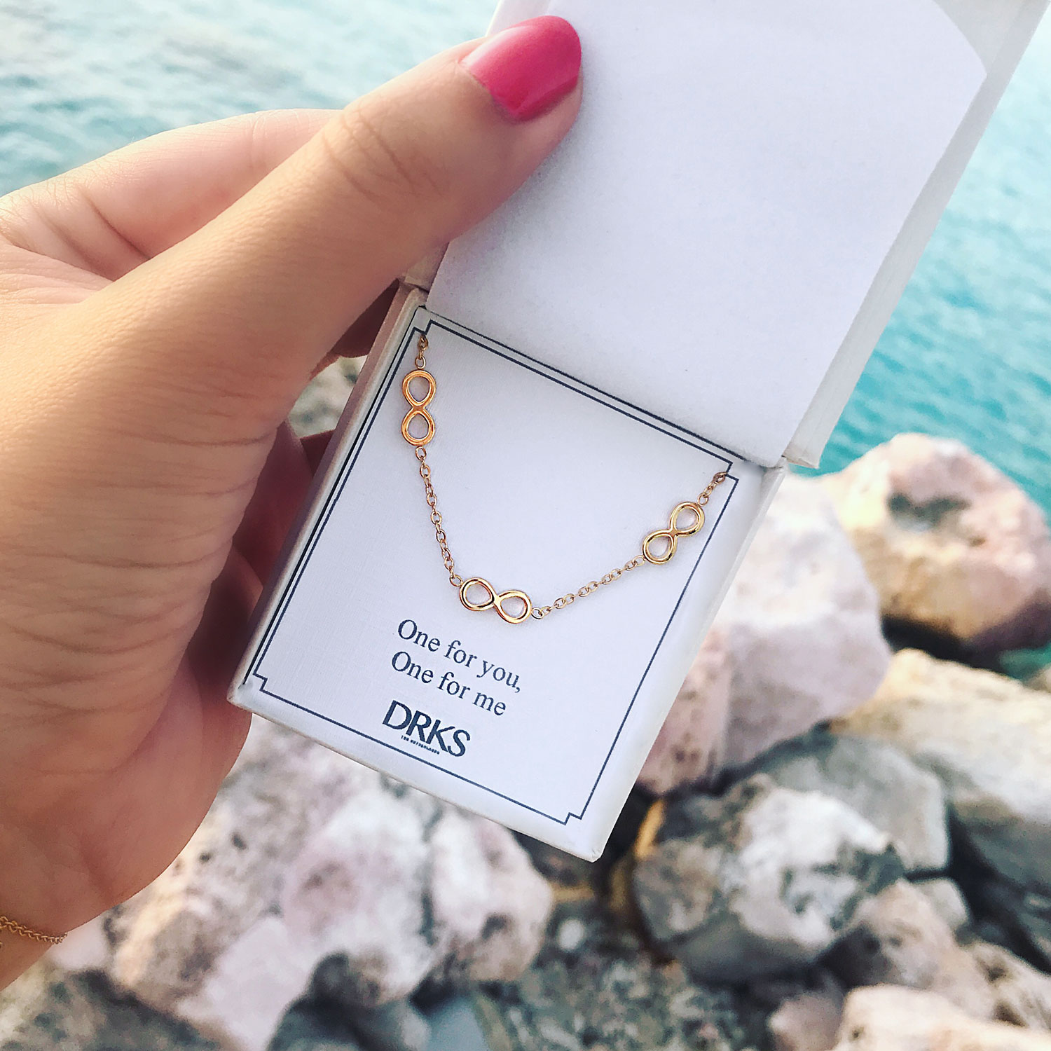 gouden infinity ketting in een sieradendoosje met tekst