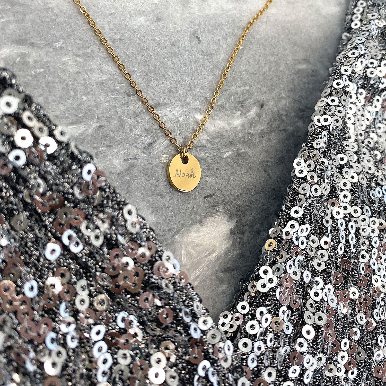 Mooie gouden ketting met een naam erop gegraveerd