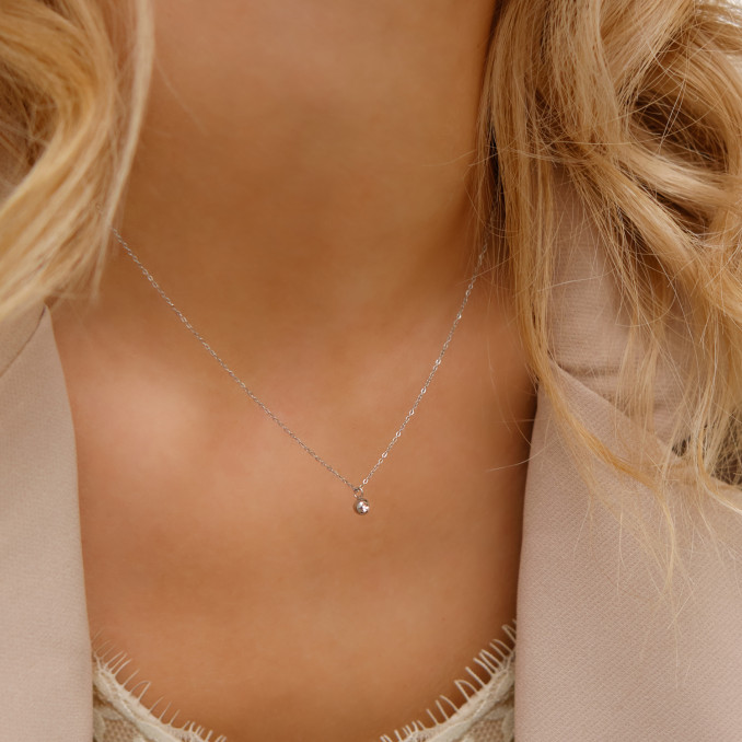Vrouw draagt sparkle stone ketting om hals
