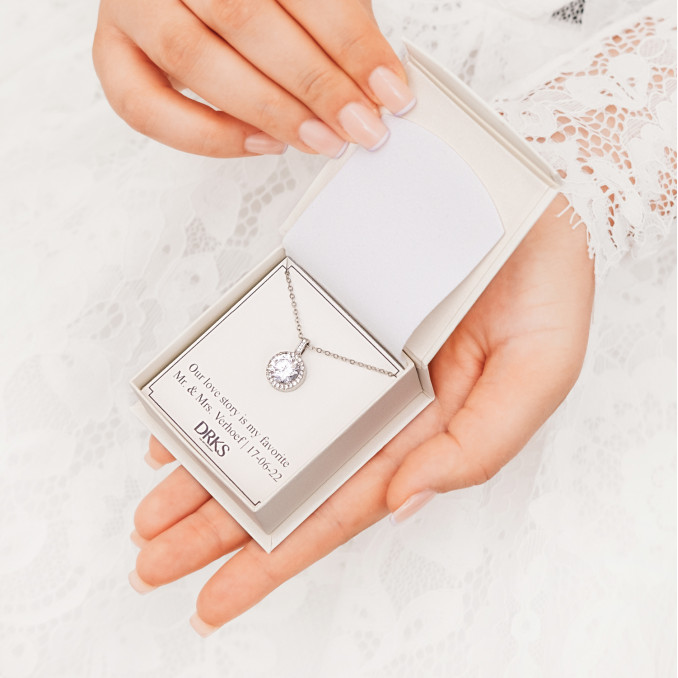 Mooie zilveren ketting in een sieraden doosje met persoonlijke tekst