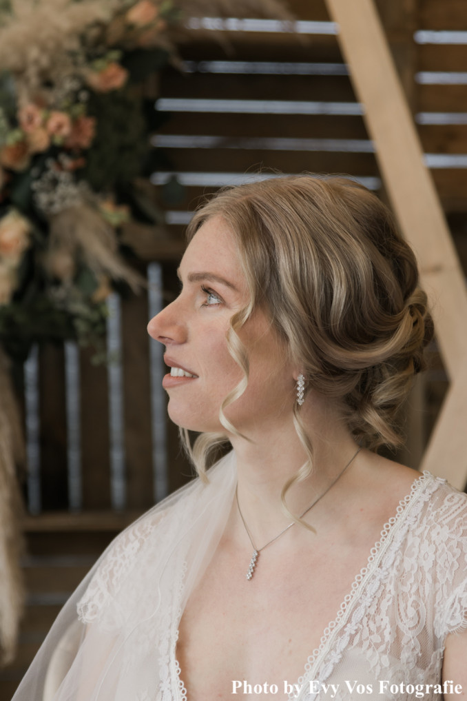 bruid met crystal elegance oorbellen en ketting