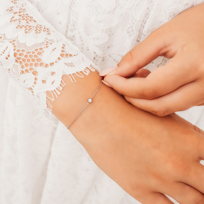 Bruid draagt sparkle armband
