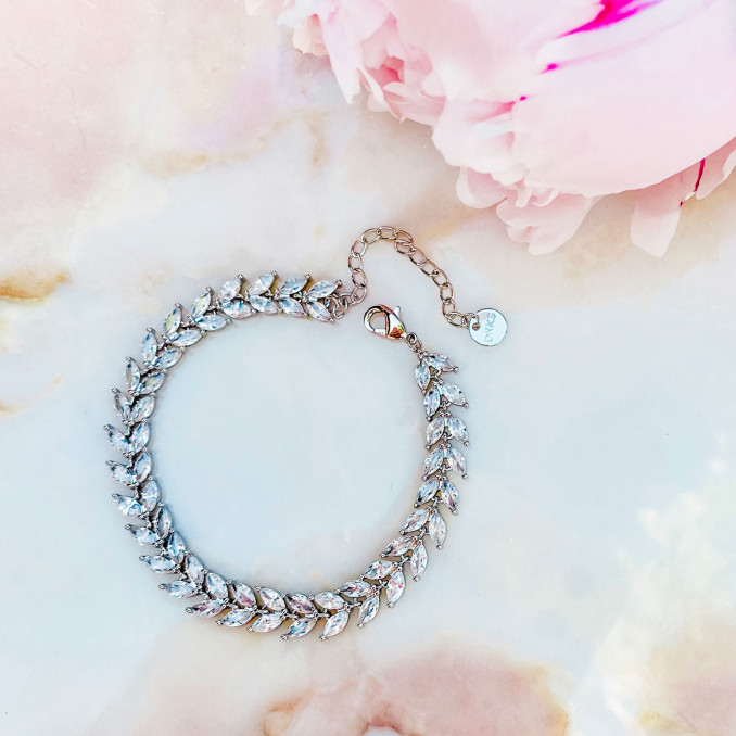 Zilver kleurige bruids armband met roze bloemen
