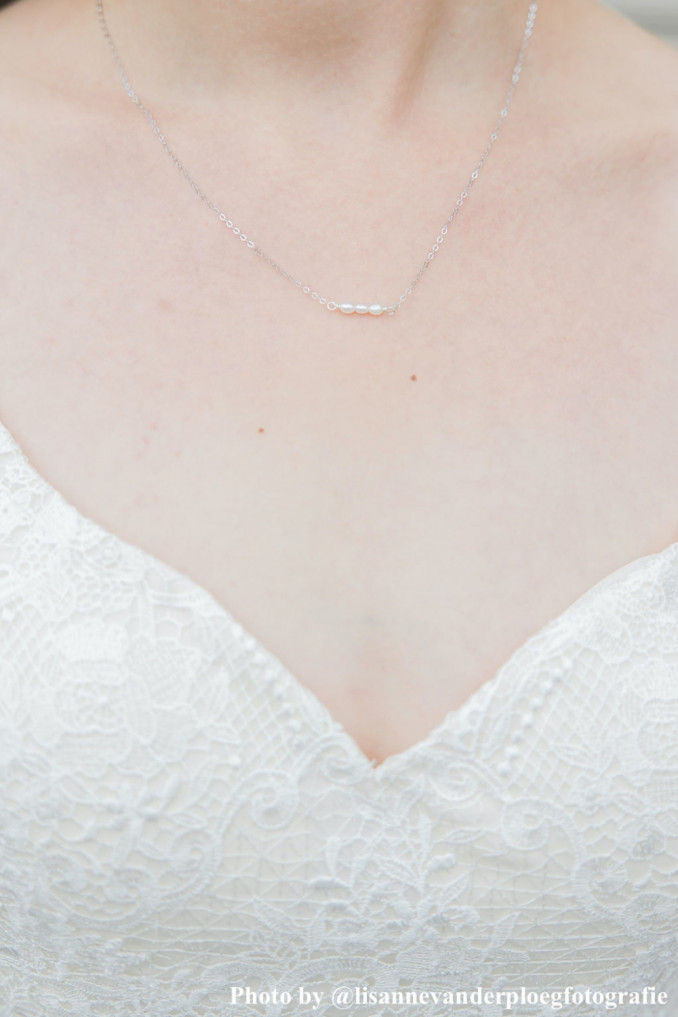 Bruid draagt ketting met parels om hals