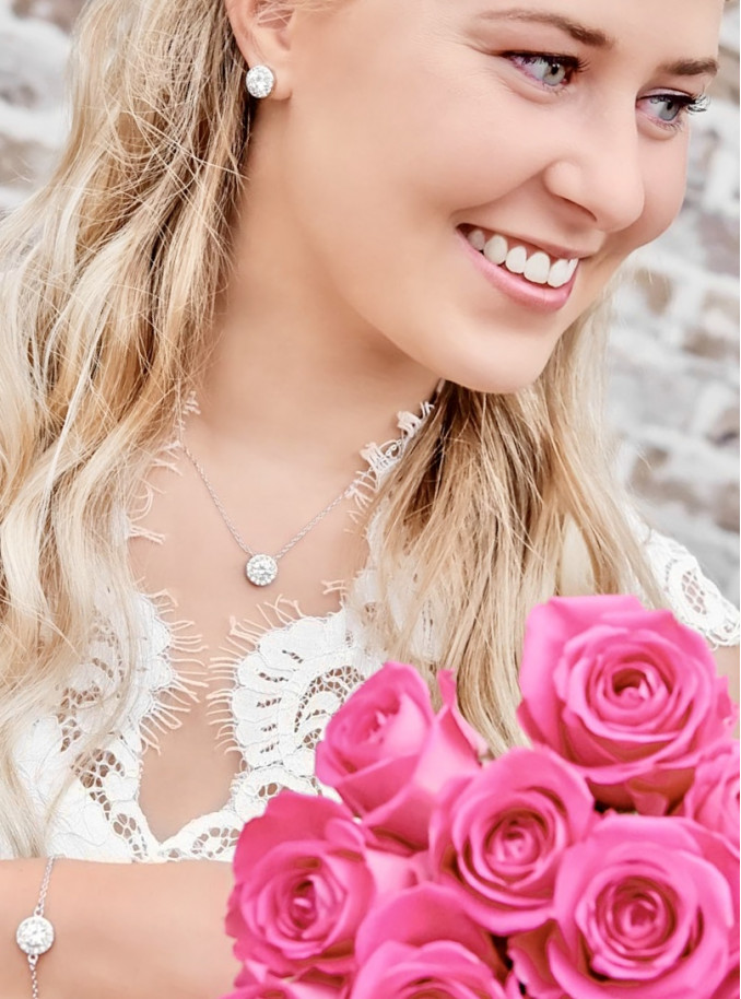 Prachtige bruid met mooie oorbellen voor een complete look