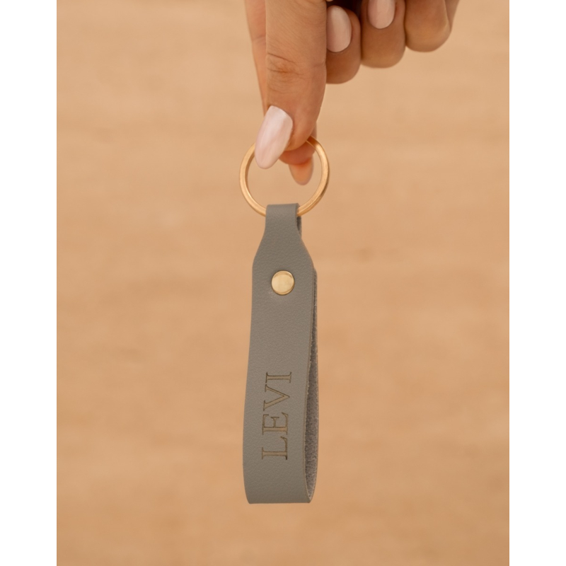 Leren sleutelhanger met letters grijs