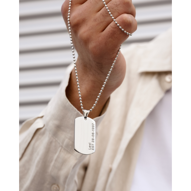 Dog tag ketting met naam en datum zilverkleurig