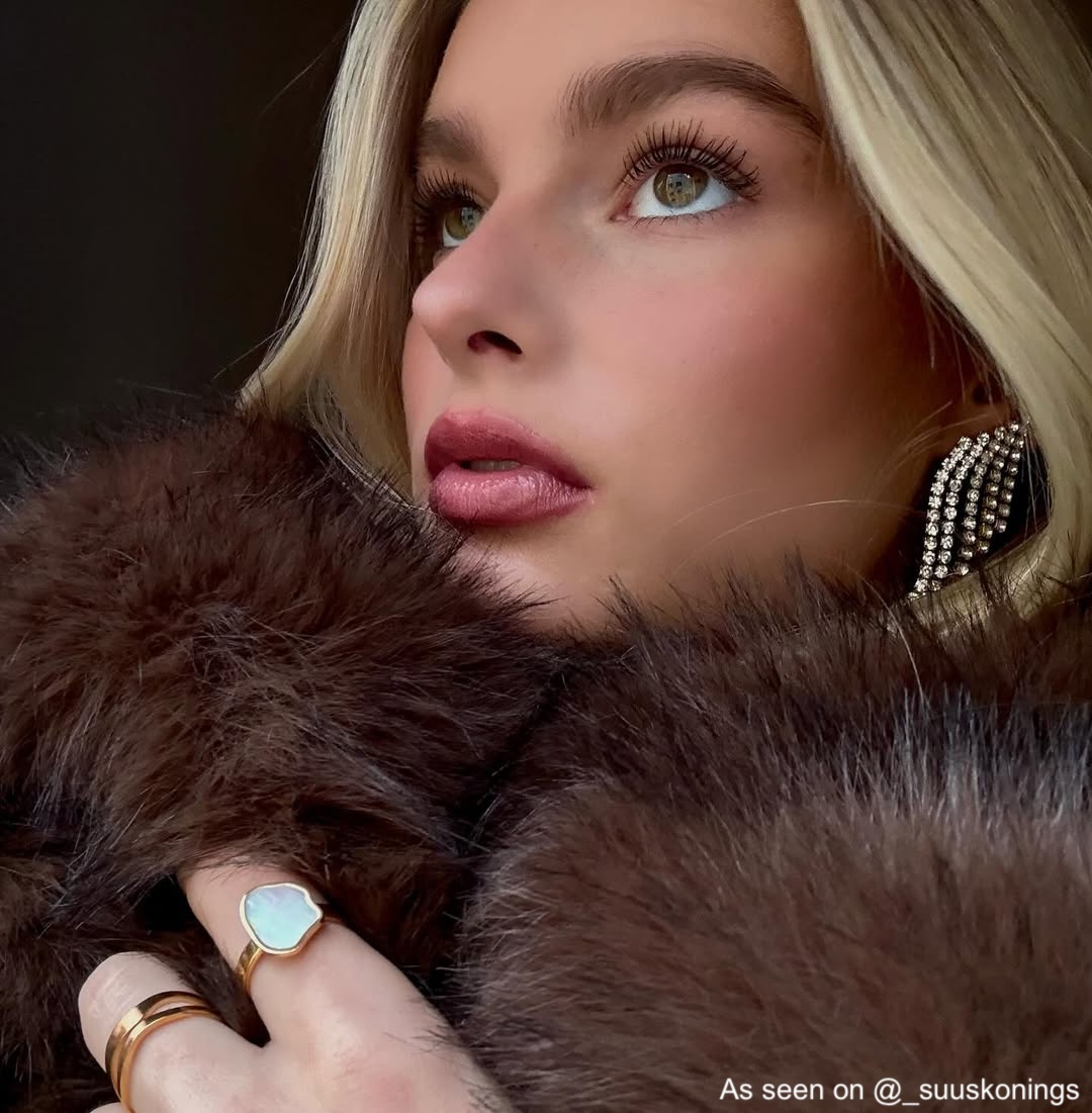 Influencer draagt ring uit advent 2025