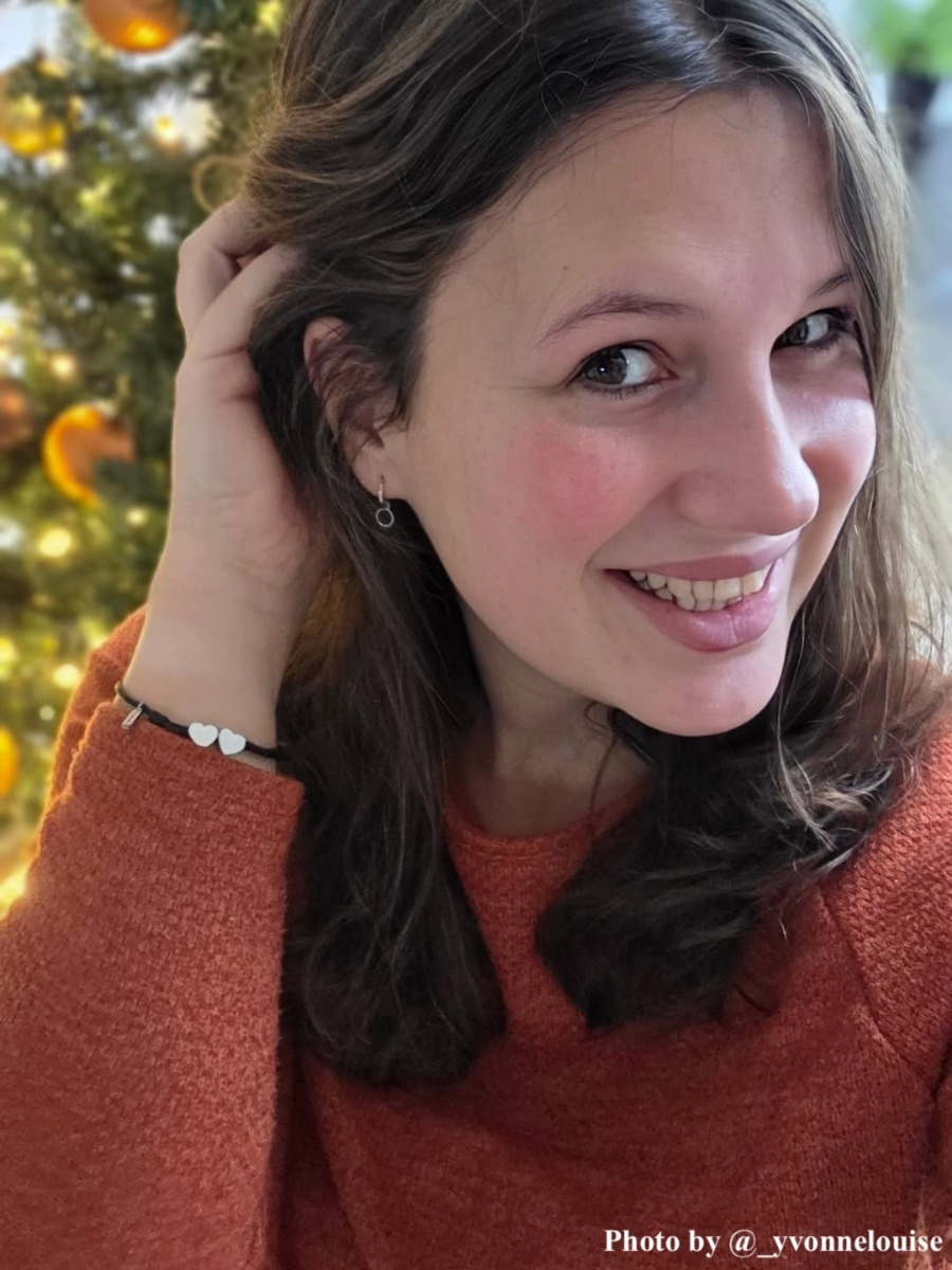 influencer draagt satijnen armbandje met 2 hartjes zilverkleurig