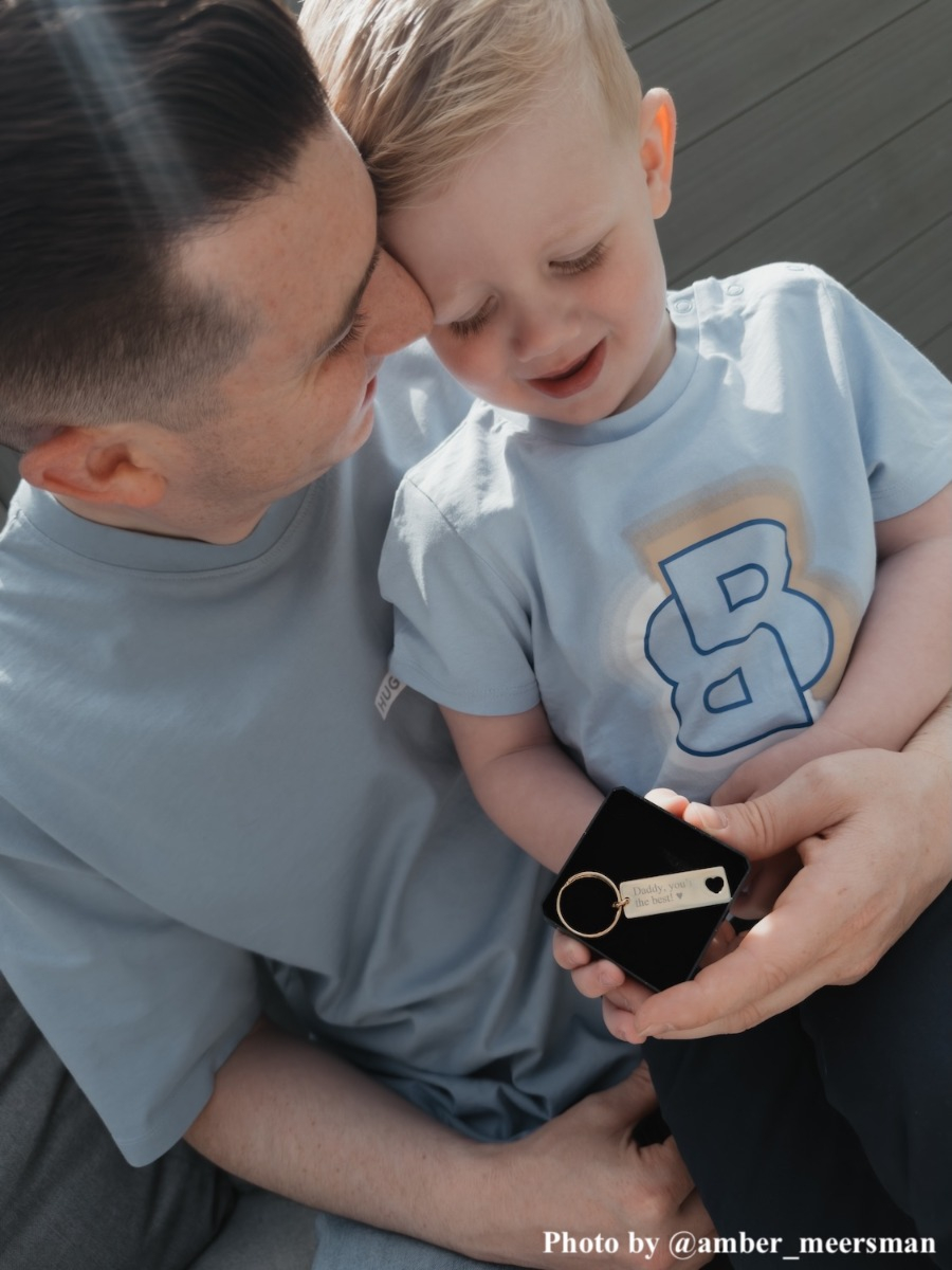 Influencer zoon geeft vader een DRKS sleutelhanger cadeau