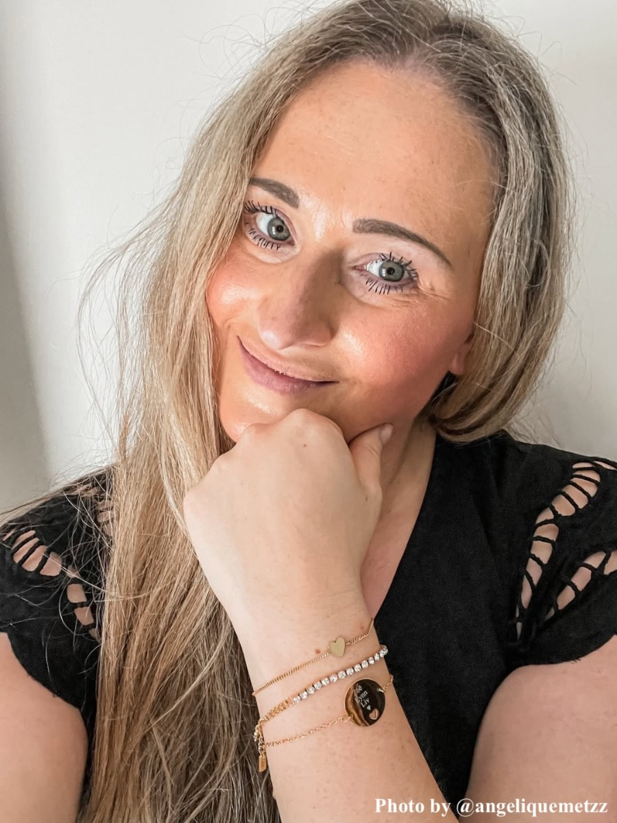 Influencer met graveerbaar armbandje