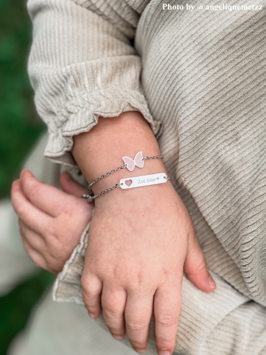 influencer kindje draagt armbandje met naam ''Zoë Jolie''