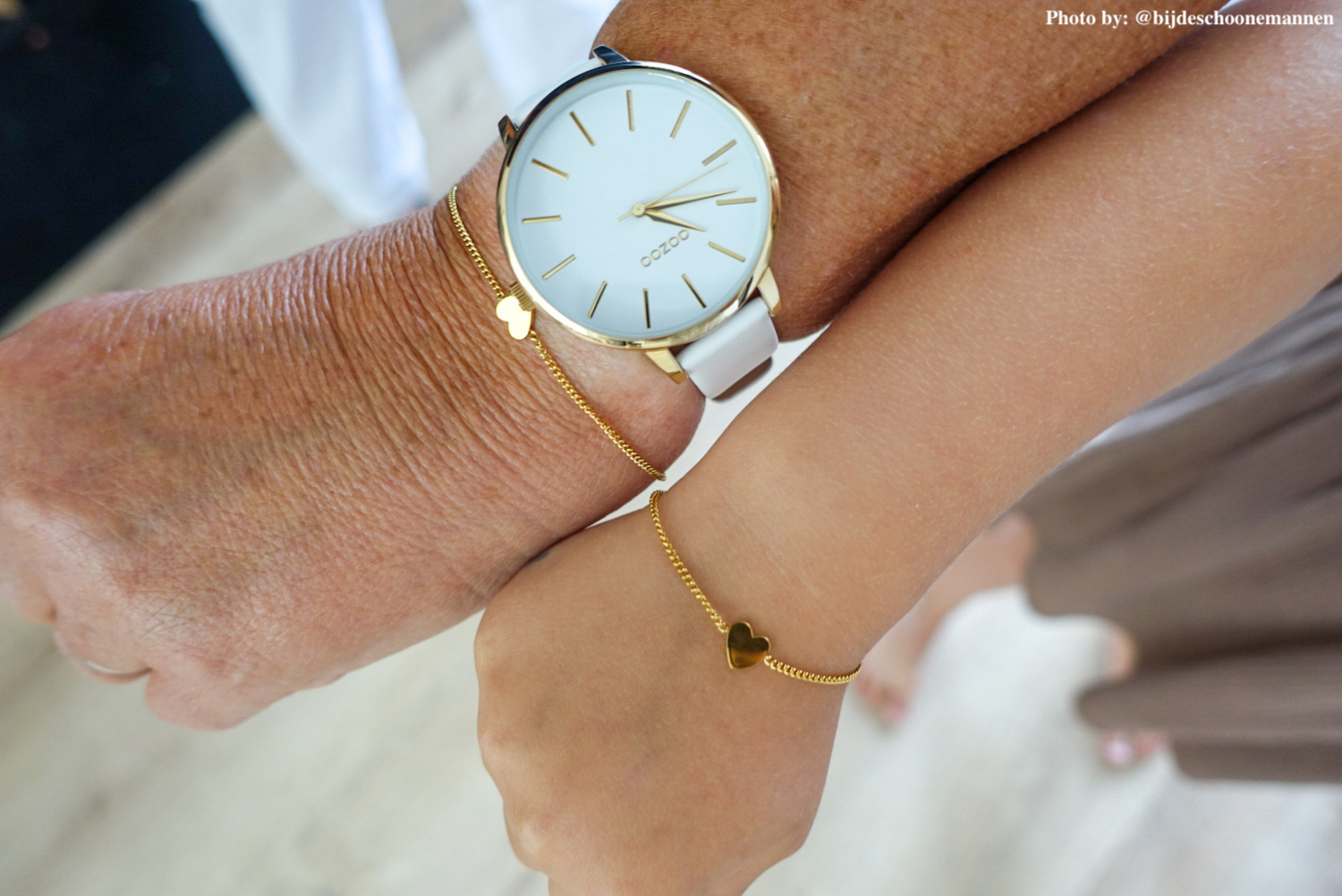Oma en kleindochter met matchende armbandjes