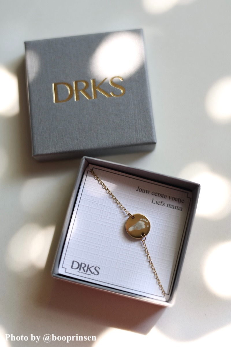 Influencer met een graveerbaar armbandje